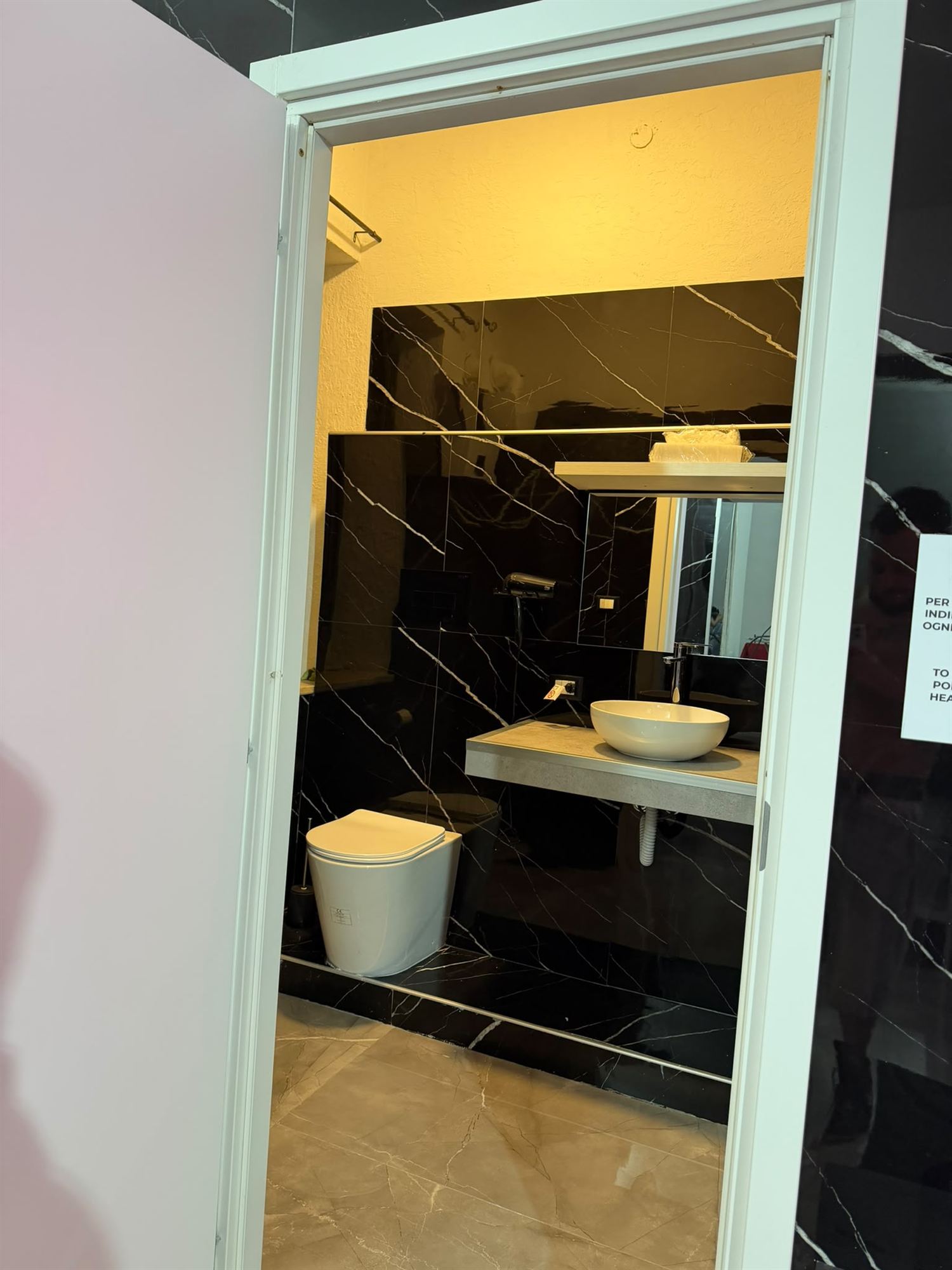 Bagno privato con marmo nero