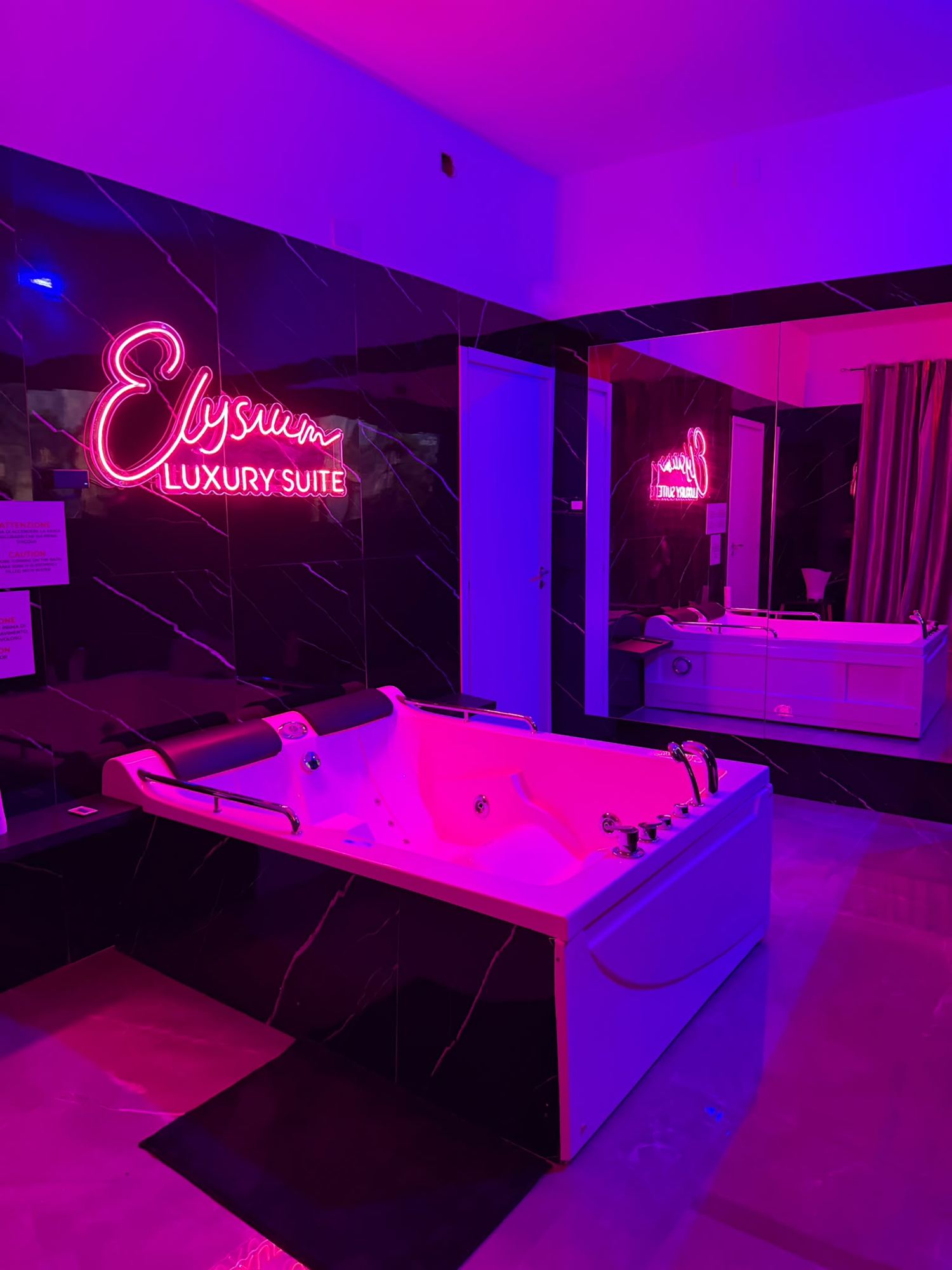 La suite illuminata di viola e fucsia